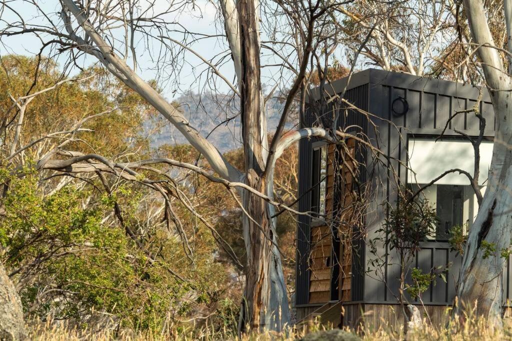 Big Yard Escapes - Two Off-Grid Tiny Houses On The Mowamba River جيندابين المظهر الخارجي الصورة