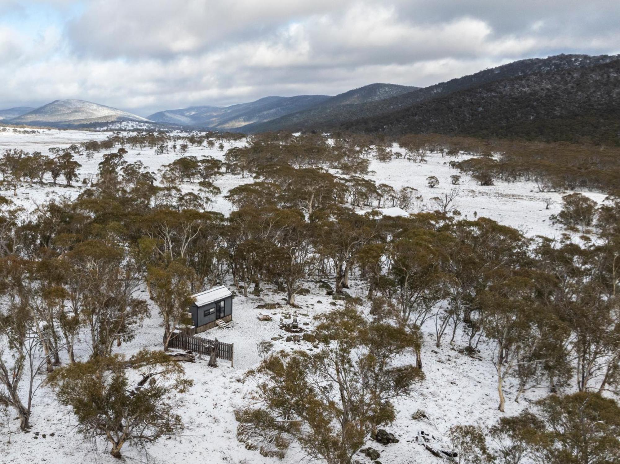 Big Yard Escapes - Two Off-Grid Tiny Houses On The Mowamba River جيندابين المظهر الخارجي الصورة