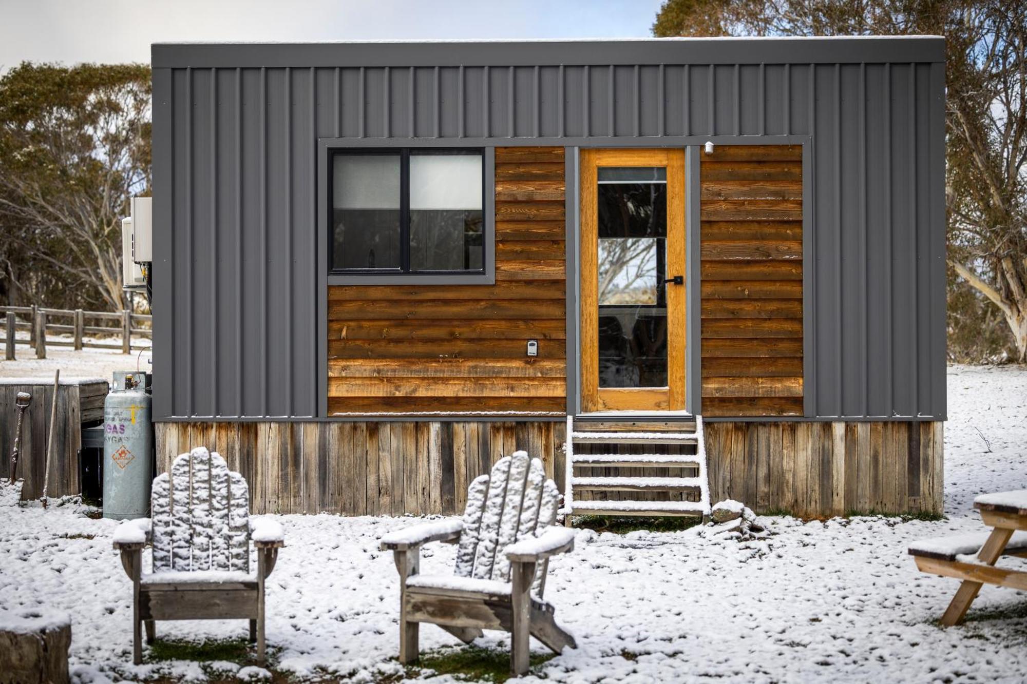 Big Yard Escapes - Two Off-Grid Tiny Houses On The Mowamba River جيندابين المظهر الخارجي الصورة