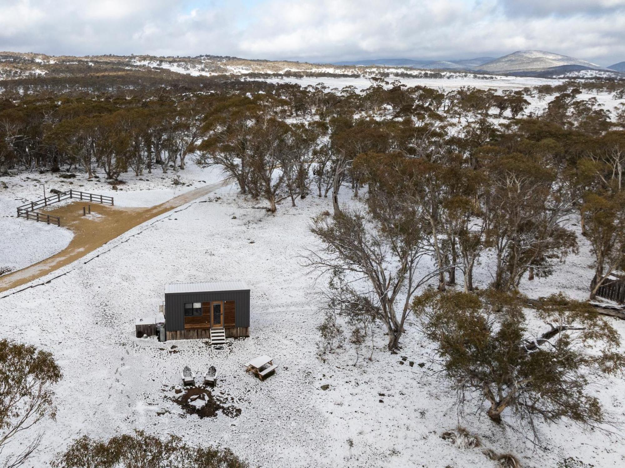 Big Yard Escapes - Two Off-Grid Tiny Houses On The Mowamba River جيندابين المظهر الخارجي الصورة